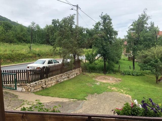 Apartman Nina Licko Petrovo Selo Exterior foto