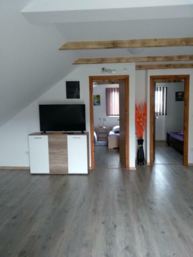Apartman Nina Licko Petrovo Selo Exterior foto