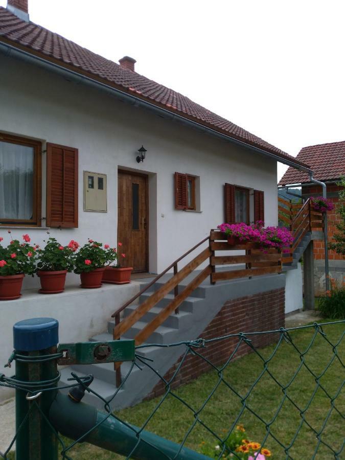 Apartman Nina Licko Petrovo Selo Exterior foto