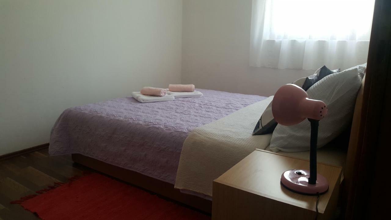 Apartman Nina Licko Petrovo Selo Exterior foto