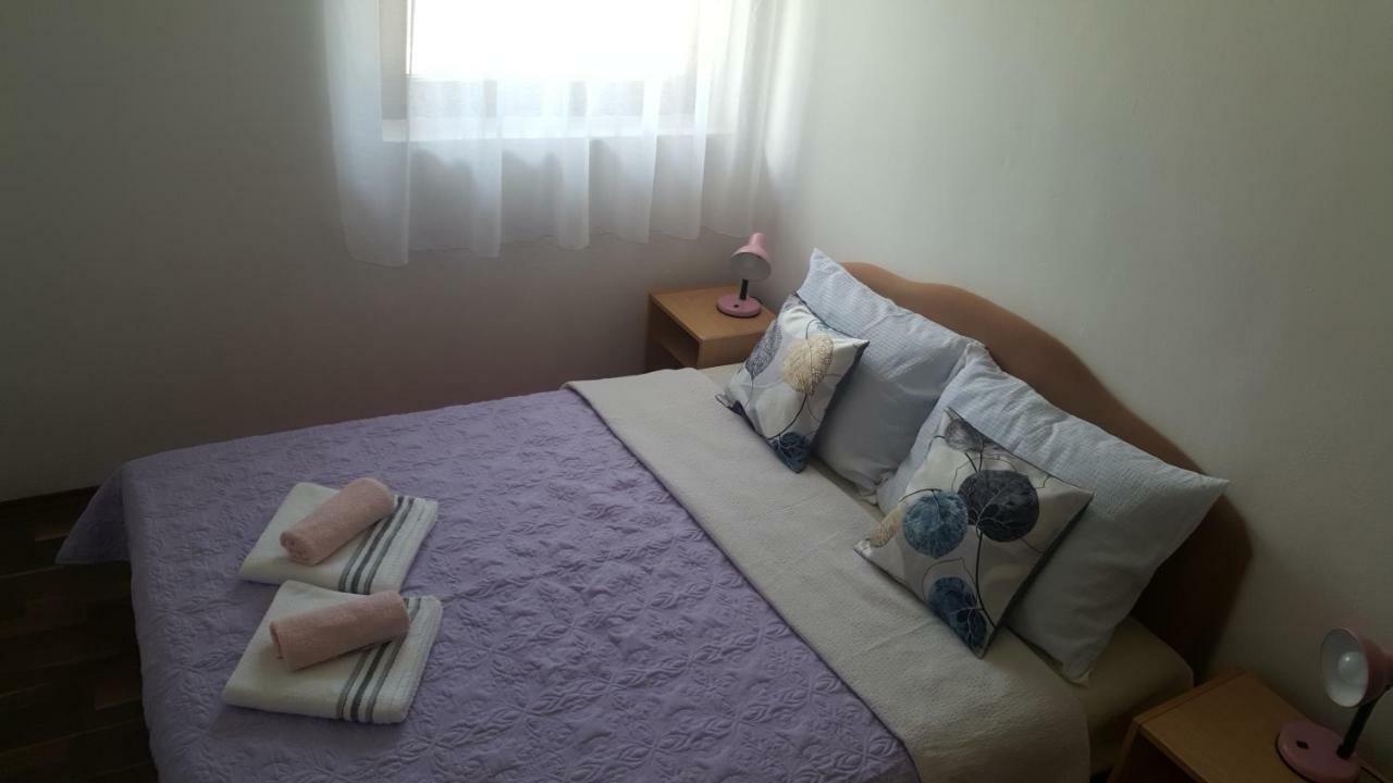 Apartman Nina Licko Petrovo Selo Exterior foto
